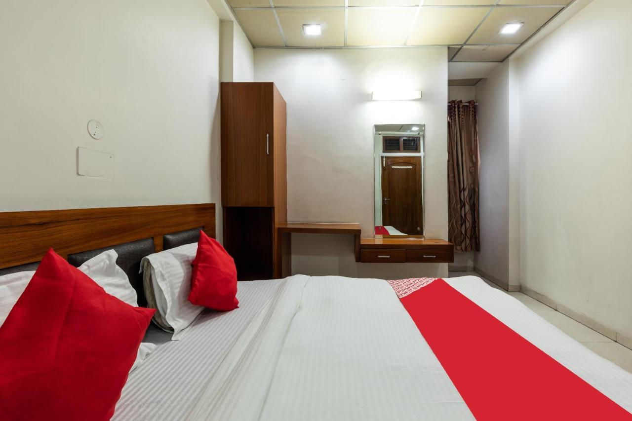 Capital O 47403 Hotel Manjeet Бопал Екстериор снимка