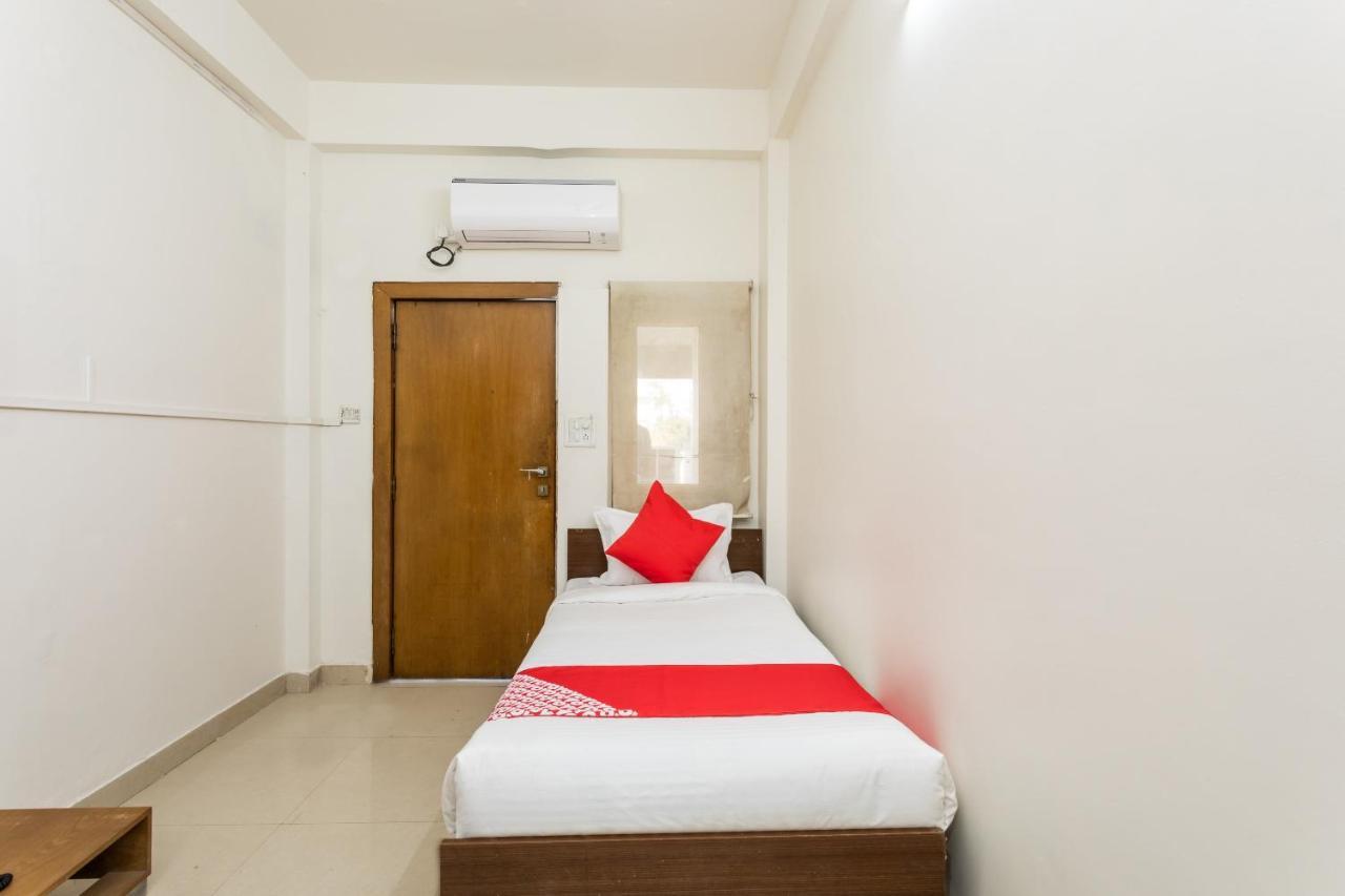 Capital O 47403 Hotel Manjeet Бопал Екстериор снимка